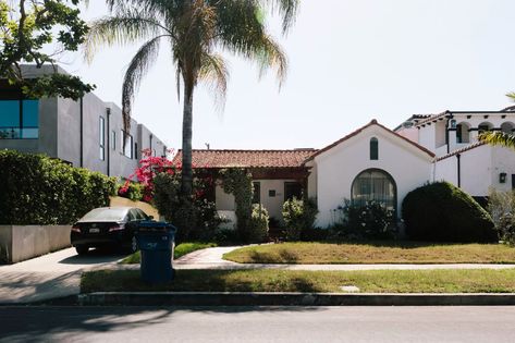 Is it better to rent or buy a house in Los Angeles? - Curbed LA Los Angeles Houses, Los Angeles Bungalow, Silverlake Los Angeles, Moving To La, Renting An Apartment, La Apartment, House In Los Angeles, La House, Buy A House