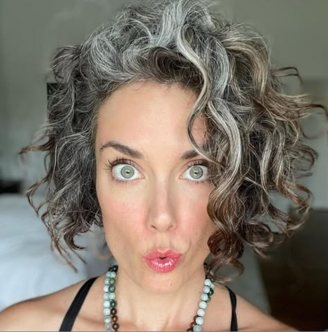 Going Grey Gracefully, Medium Curly Haircuts, Hairstyles For Wavy Hair, Grey Hair Looks, Crush A, Fun Hairstyles, Grey Curly Hair, Wavy Hairstyle, Grey Hair Inspiration