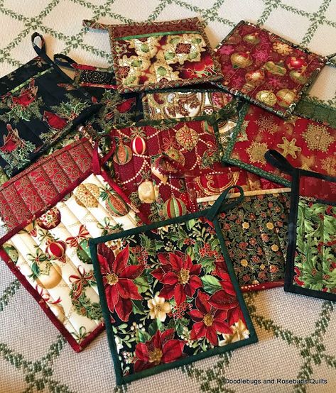 Pot Holder Quilt Patterns, Christmas Fabric Placemats, Christmas Hot Pads Quilted, Quilted Christmas Potholders, Hotpads Quilted Pot Holders, Christmas Pot Holders Quilted, Christmas Potholders To Sew, Quilting Christmas Projects, Quilt As You Go Pot Holders