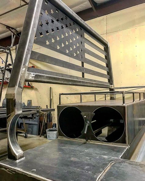 🇺🇸#weldingrig #hotshotspecialtywelding Headache Rack Ideas, Welding Truck Bedding, Truck Tailgate Bench, Welding Certification, Custom Flatbed, Headache Rack, Welding Projects Ideas, Welding Trucks, Shielded Metal Arc Welding