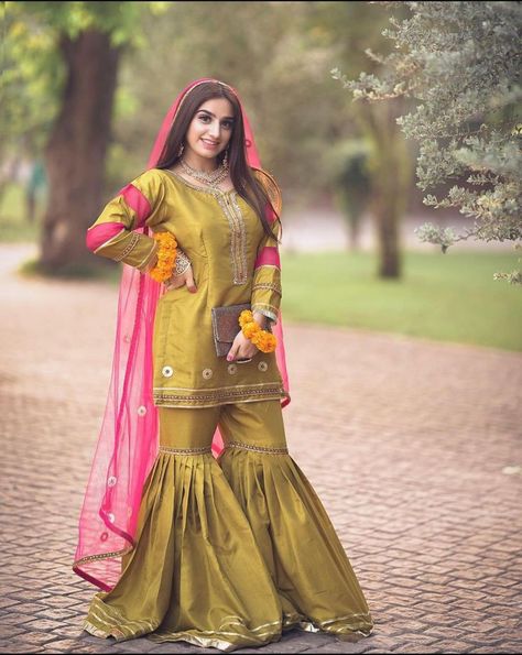 Shrara Grara Design, Gharara Suits Party Wear, 2023 Mehndi, Garara Design, Shadi Pic, Simple Mehndi Dresses, Yellow Bride, Silk Kameez, Mehndi New