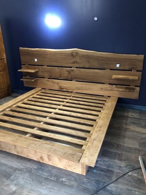 Lit King Size par Jujus sur L'Air du Bois Home Made Bed Frames, Bed Back Ideas, King Size Headboard Ideas, Palette Headboard, Bed Headboard Diy, Rustic Bed Design, Diy King Bed Frame, Bed Side Table Design, Diy Bed Headboard