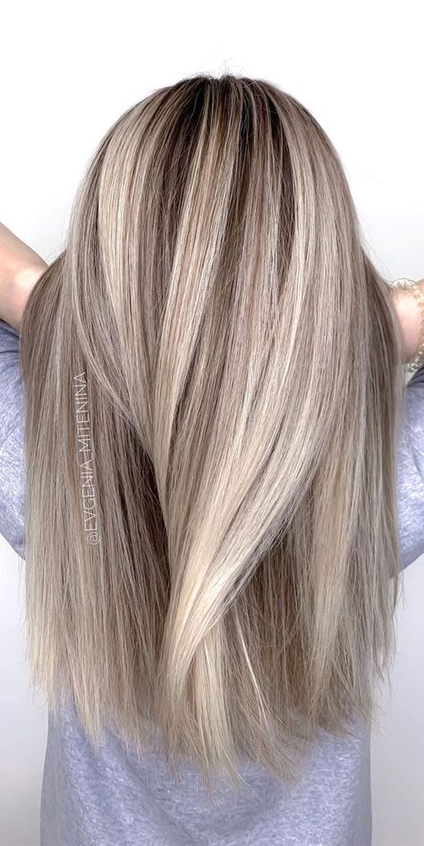 38 Best Hair Colour Trends 2022 That'll Be Big : Light Brown with Blonde & Shadow Roots Blonde Hair For Fall, Hair Colour Trends 2022, Autumn Hair Colours, Colour Trends 2022, Brown Haircut, Shadow Roots Hair, Brown And Blonde Hair, Hair For Fall, Best Hair Colour