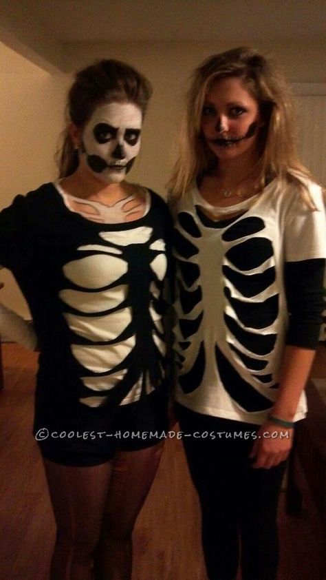 Last+Minute+Homemade+Sister+Skeletons+Halloween+Costumes Meme Costume, Skeleton Halloween Costume, Diy Costumes Women, Hallowen Ideas, Homemade Halloween Costumes, Diy Kostüm, Hallowen Costume, Halloween 2014, Homemade Costumes