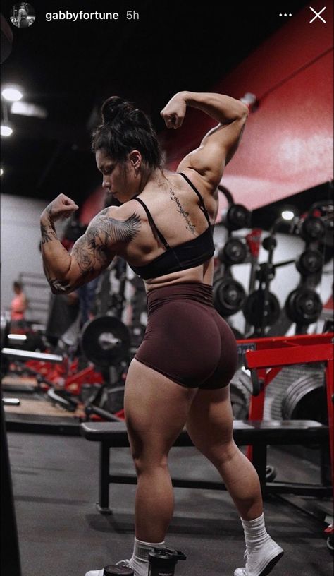 Gabby Fortune Fitness, Muscle Mummy Aesthetic, Female Gym Rat Aesthetic, Women Fitness Model Poses, Female Bodybuilder Pose, Fit Tattoo Women, Gabby Fortune, Muscular Girl Aesthetic, Muscular Woman Aesthetic