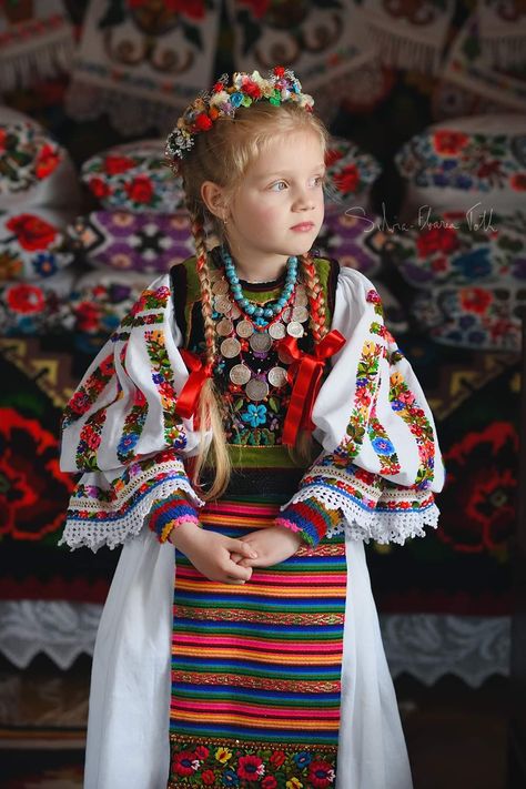 Slavic Clothing, Slavic Folklore, Costume National, Folk Dresses, Folk Dance, Central Europe, Traditional Fashion, Winter Fits, Folk Costume