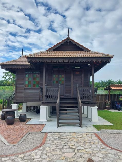 Malaysia Traditional House, Malay Traditional House, Malaysian Architecture, Vietnamese House, Kampung House, Malay House, Beach Resort Design, Home Music Rooms, Wooden House Design