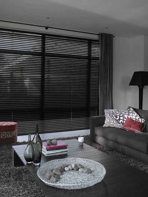 Black Venetian Blinds.  Very stylish and contemporary Black Venetian Blinds, Venetian Blinds Living Room, Wooden Blinds Living Room, Black Blinds, Black Brick Wall, Minimalist Living Room Design, House Blinds, Decor Curtains, Hunter Douglas