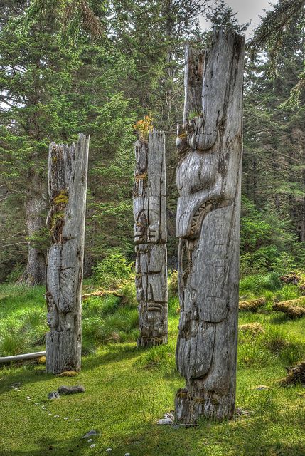 SGang Gwaay is located at the southern most part of Gwaii Haanas National Park in the Haida Gwaii Islands in British Columbia. It is a former Haida village and contains some of the oldest standing totem poles in the world. To get there you first have to get to Haida Gwaii, which while not that difficult, is pretty far out of the way for most people. Then you need to get on a boat which will probably take you 2 days of travel to get there. Arte Haida, Native American Totem, Art Native American, Haida Gwaii, Haida Art, Pole Art, Totem Pole, Northwest Coast, Indigenous Art