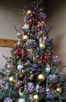 christmas tree with hydrangea | Hydrangea Christmas Tree Hydrangea Christmas Tree, Dark Green Christmas Tree, Christmas Tree Inspiration Traditional, Hydrangea Christmas, Dark Green Christmas, Christmas Tree Box Stand, Tree Inspiration, Blue Hydrangeas, Gold Christmas Decorations