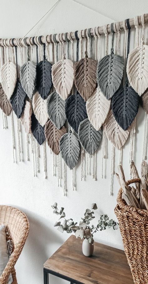 Simpul Makrame, Pola Macrame, Macrame Wall Hanging Tutorial, Macrame Feathers, Couch Diy, Pallet Couch, Macrame Knots Pattern, Macrame Wall Hanging Diy, Furniture Cheap