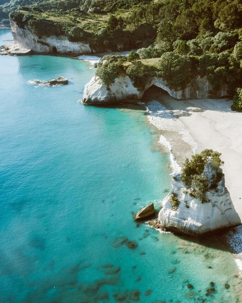 Aerial view of Cathedral Cove | The Ultimate Travel Guide to New Zealand: North Island, Coromandel Peninsula - elanaloo.com #epictravel #newzealand #coromandel #cathedralcove New Zealand North Island, Cathedral Cove, New Zealand Beach, North Island New Zealand, New Zealand Travel Guide, New Zealand Landscape, Visit New Zealand, Queenstown New Zealand, New Zealand North