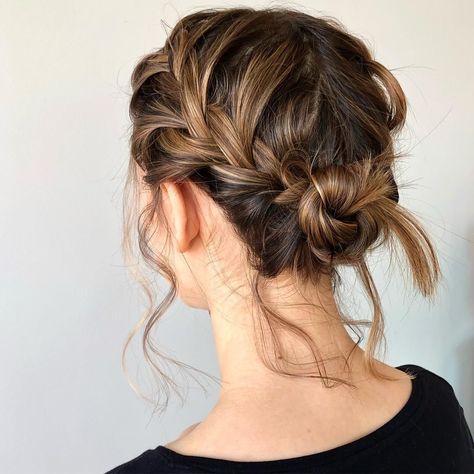 French Riviera Chic: Hairstyle Ideas Inspired by Mediterranean Glamour Prom Hair Inspo, Curly Prom Hair, Lazy Hairstyles, Short Hair Bun, A Messy Bun, Braided Prom Hair, Prom Hairstyles For Short Hair, Loose Braids, Hair Aesthetic