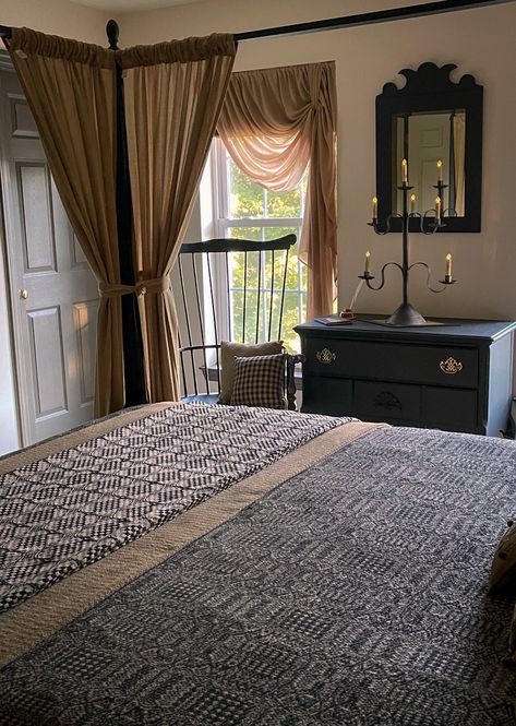 Colonial House Curtains, Cozy Colonial Bedroom, Early American Bedroom, Modern Colonial Bedroom, Colonial Bedroom Ideas, American Bedroom Design, Shire House, American Colonial Decor, American Colonial Interior