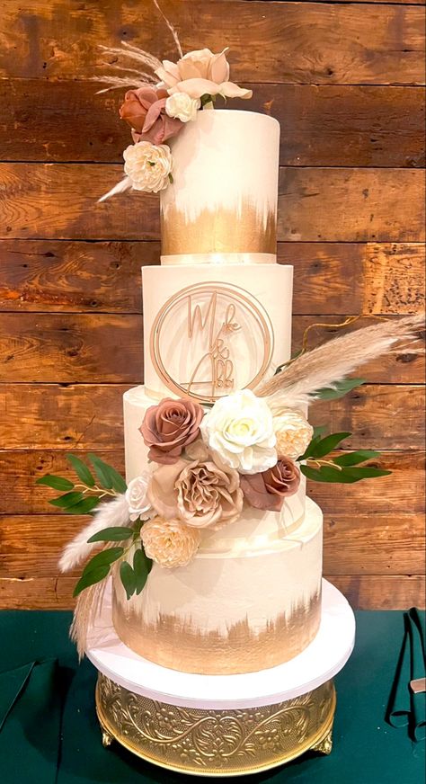 Boho Style Wedding Cake, Wedding Cake Designs Boho, Boho Themed Wedding Cake, Wedding Cake With Pampas, Boho Wedding Cake Bohemian Style, Pampas Grass Wedding Cake, Wedding Cake Bohemian Style, Rustic Boho Wedding Cake, Bohemian Wedding Cakes