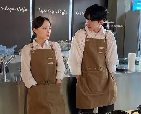 Ulzzang Barista, Cafe Barista Outfit, Phone Wallpaper Minimal, Barista Uniform, Lock Screen Aesthetic, Korean Coffee Shop, Barista Outfits, Cafe Uniform, Brown Apron