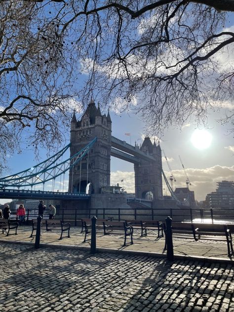 Tower Bridge in London on a sunny day Sunny London, London Tower Bridge, Dreamy Places, London Trip, Tower Bridge London, London Pictures, Queen Of England, London Bridge, Eternal Sunshine