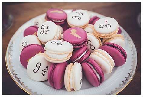 Harry Potter Macaroons, Harry Potter Macarons, Harry Potter Treats, Harry Potter Desserts, Gateau Harry Potter, Harry Potter Snacks, Harry Potter Birthday Cake, Harry Potter Bday, Harry Potter Wedding Theme