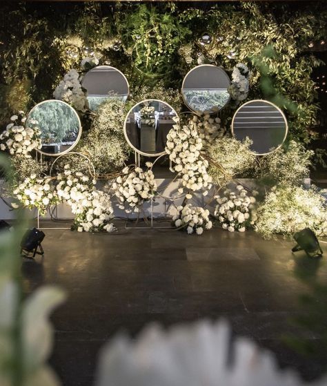 Unique Backdrop Ideas, Luxury White Wedding, Launch Event Ideas, Mirror Wedding, Wedding Reception Backdrop, Wedding Altars, Flower Installation, Wedding Venue Decorations, Wedding Decor Style