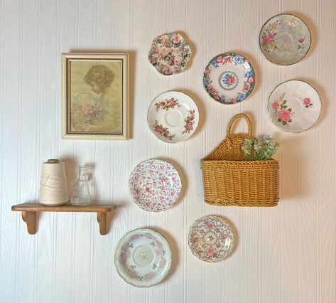 Dishes Wall Decor, Vintage Dish Display Ideas, Plates On Living Room Wall, Cottage Plate Wall, Plates On Wall Around Mirror, Vintage Kitchen Dishes, Plate Wall In Kitchen, Kitchen Wall Plates Decor, Gallery Wall Small Frames