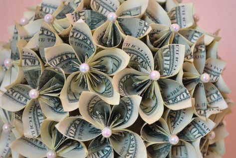 Money flowers Money Lei Diy, Money Folding, Origami Bouquet, Origami Money, Money Leis, Graduation Money Gifts, Cash Gifts, Money Rose, Money Art