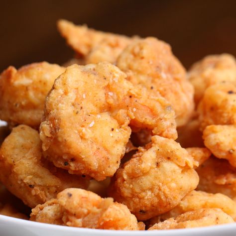 Here's what you need: shrimp, flour, cajun seasoning, salt, black pepper, egg, milk, cajun seasoning Popcorn Shrimp Recipe, Easy Popcorn, Lemon Garlic Shrimp Pasta, Seafood Dinner Recipes, Mini Hamburgers, Popcorn Shrimp, Shrimp Recipe, Seafood Dinner, Calamari