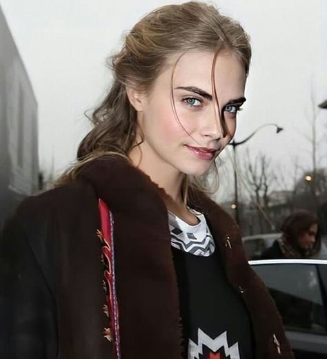 cara delevingne on Instagram: “________________ @caradelevingne  ________________  #caradelevingne #caradelevingne #ad #caramel #caradelevingneedits #caradelevingnestyle…” Nature Fashion Photography, Model Vogue, Cara Delevingne Style, Soft Grunge Hair, Nature Fashion, Vs Fashion Shows, Cara Delevingne, Grunge Hair, Girl Crushes