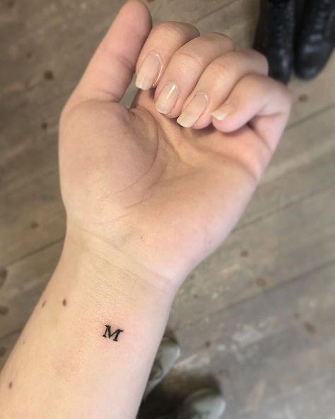 Tatuagem Masculina Pequena, M Tattoos, Ring Finger Tattoos, The Letter M, B Tattoo, Tiny Tattoo, Tattoo S, Letter M, Little Tattoos