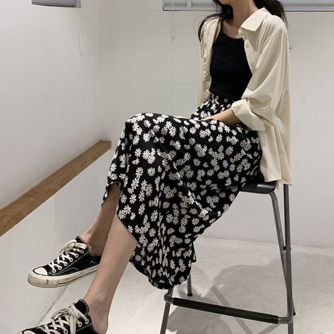 Flower Skirts Long, Skirt Flowers Outfits, Long Black Floral Skirt Outfit, Black Flower Skirt Outfit, Black Floral Skirt Outfit, Long Skirt Outfits Korean, Flower Skirt Outfit, Daisy Skirt, Floral Skirt Outfits