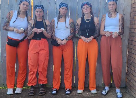 Prison Photoshoot, Halloween Costume Ideas Prisoner, Halloween Costumes Prisoner, Escaped Prisoner Costume, Girl Prisoner Halloween Costume, Women In Prison, Prisoner Costume, Awkward Family Photos, Photos Of Women