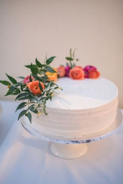 a one-tier wedding cake idea with buttercream frosting and fresh flowers is a very chic and stylsh idea - Weddingomania Wedding Cake Simple Buttercream, Wedding Cake With Buttercream, Cake With Buttercream Frosting, Vegan Wedding Cake, Cakes With Flowers, Wedding Cake Prices, Cake With Buttercream, Cake With Flowers, Small Wedding Cakes