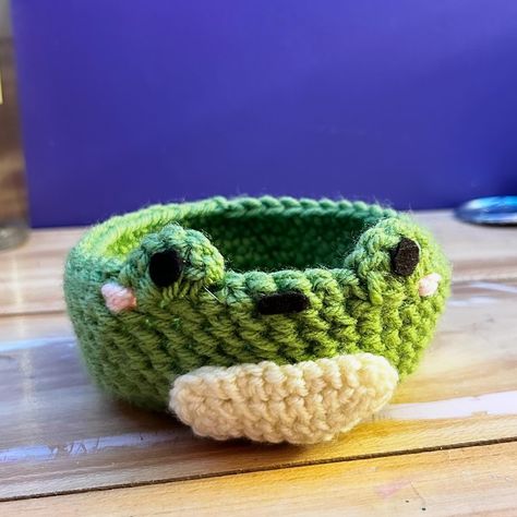 I just wanted to show a little froggy tray I made with @crochetbucket ‘s pattern, I’m probably gonna use it to hold beads when I’m doing jewelry stuff ✨ 💜 ✨ 💜 ✨ 💜 #crochet #crocheting #cute #crafts #craft #fiberart #frog #frogs #crochetersofinstagram Frog Bag Crochet, Crochet Tray, Crochet Frog Basket, Clay Frog Pond Tray, Frog Purse Crochet, Crochet Leggy Frog, Crochet Frog, Crochet Inspo, Knitting Ideas