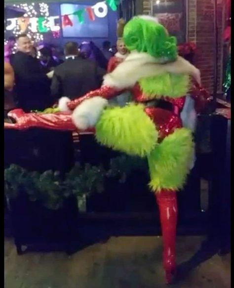 Female Grinch, Grinch Memes, Funny Christmas Videos, Grinch Costume, Funny Mugshots, Grinch Costumes, Funny Pix, Weird Images, Crazy Funny Pictures