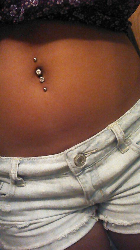 I really want to get a double bellybutton piercing. Just missing one of the piercings. Double Belly Piercing, Cute Belly Rings, Bellybutton Piercings, Button Piercing, Tattoo Zeichnungen, Double Piercing, Cool Piercings, Cute Piercings, Navel Piercing