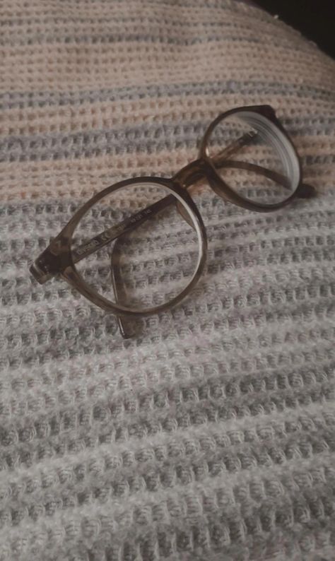 Brown Round Glasses Aesthetic, Light Academia Glasses, Clear Brown Glasses, Brown Frame Glasses, Glasses Astethic, Brown Glasses Aesthetic, Girls With Glasses Aesthetic, Girl Glasses Aesthetic, Reading Glasses Aesthetic