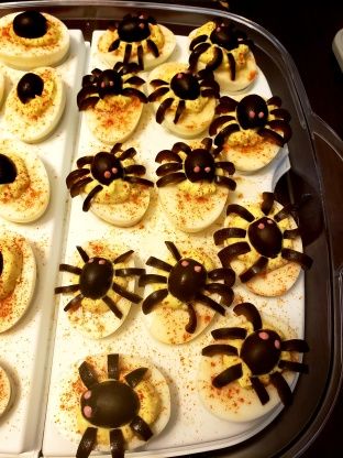 Spider Deviled Eggs, Eggs Deviled, Halloween Eggs, Halloween Deviled Eggs, Halloween Party Appetizers, Halloween Food Appetizers, Easy Halloween Party, Spooky Food, Halloween Party Snacks