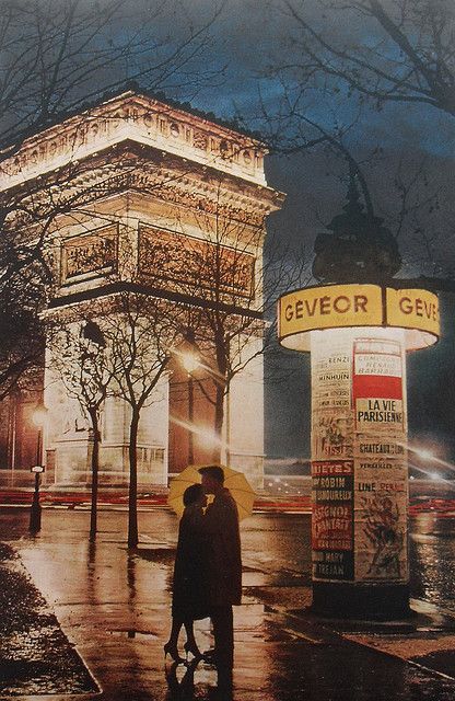 1960 PARIS Arc Du Triomphe FRANCE Lovers Kiss In Rain Vintage Photo 1960s Night Under An Umbrella, Paris Vintage, Paris Aesthetic, Rainy Night, Paris Love, Paris Photo, Vintage Paris, Paris Street, Paris Travel