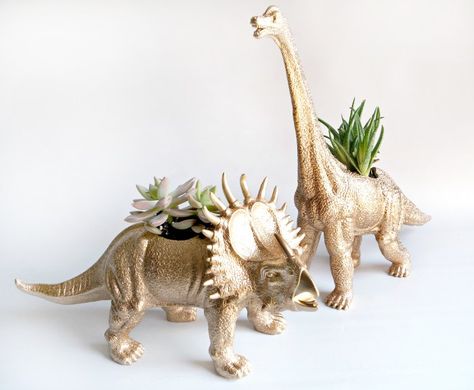 It is the time for giving but buying lots of gifts can mean spending lots of money so I love a budget friendly DIY that looks like a million bucks. This year I was looking for a cute gift for my so… Dinosaur Plant, Plastic Dinosaurs, Dinosaur Room, Animal Planters, Fabulous Diy, Dinosaur Gifts, Dinosaur Decor, Mini Plants, Small Succulents