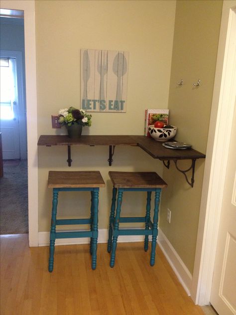 My new DIY kitchen bar: thicker shelf with wooden brackets, use wood filler between shelves so it would look like one piece. Diy Kitchen Table, Kitchen Bar Table, Breakfast Bar Kitchen, Kitchen Corner, Diy Bar, Trendy Kitchen, Trendy Home, Diy Kitchen, Kitchen Bar