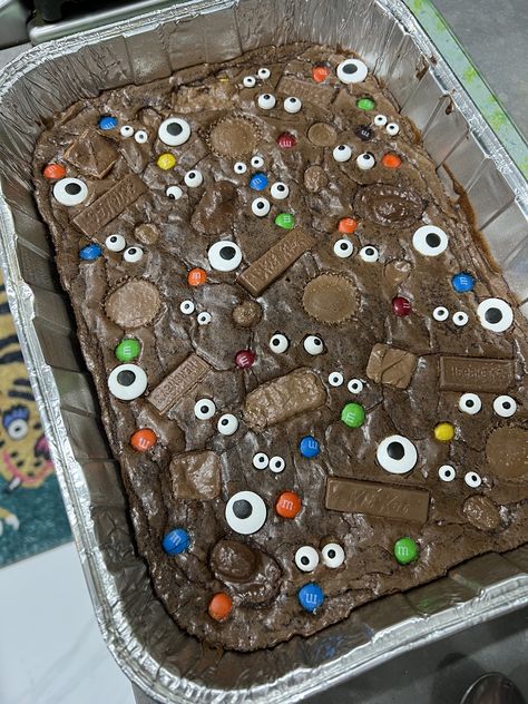 Monster Brownies, Halloween Sleepover, Fun Halloween Party Games, Candy Eyes, Halloween Movie Night, Halloween Party Snacks, Fun Halloween Food, Casa Halloween, Easy Halloween Food