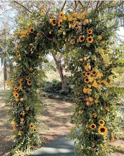 Sunflower Field Wedding Ceremony, Sunflower Arrangements Wedding, Sunflower Wedding Aisle, Sunflower Arch Wedding, Sunflower Wedding Arch, Sunflower Arch, Wedding Pelamin, Winter Sunflower, Fall Sunflower Weddings