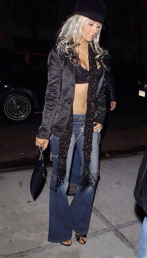 Christina Aguilera Christina Aguilera 90s, Christina Aguilera 2000, Christina Aguilera 2000s, Flare Jeans Outfit, 2000s Outfit, Outfits 2000s, 2000s Outfits, Jeans With Heels, Rock Outfits