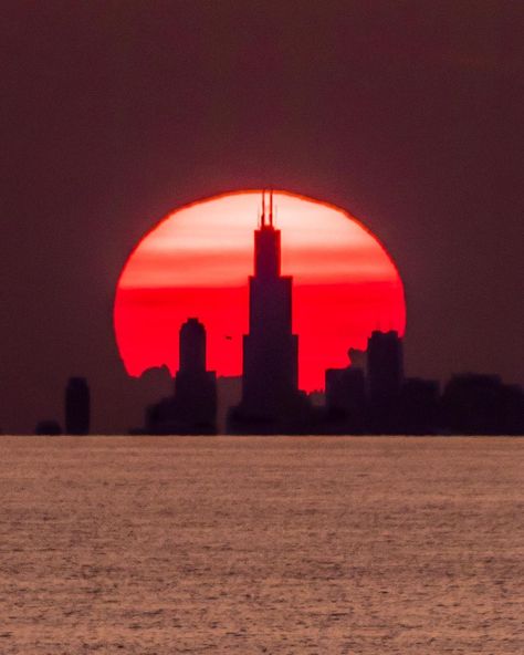 Willis Tower Chicago, Chicago Sunset, Indiana Dunes State Park, Chicago Cityscape, Sears Tower, Home Design Magazines, Indiana Dunes, Garden Architecture, Chicago Skyline