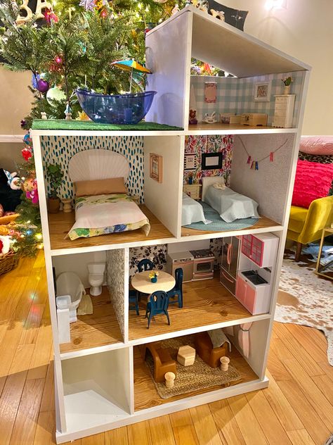 Cardboard Box Barbie House, Homemade Barbie House Cardboard Boxes, Diy Barbie House Cardboard, Barbie House Diy, Diy Barbie Dollhouse, Wooden Barbie House, Homemade Barbie House, Barbie Town, Dollhouse Crafts