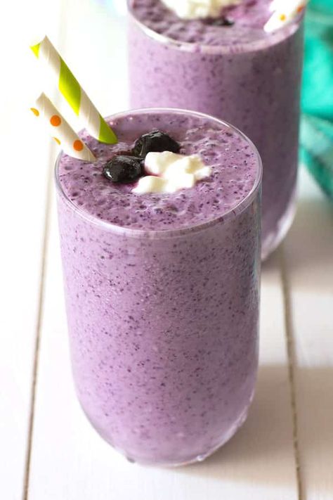 Healthy and easy blueberry smoothie without yogurt! Cottage cheese gives this simple breakfast recipe extra protein! #healthysmoothies #smoothies #smoothierecipes #breakfast #healthybreakfast Cottage Cheese Smoothie Recipes, Blueberry Yogurt Smoothie, Blueberry Cottage Cheese, Greek Yogurt Smoothie Recipes, Cottage Cheese Smoothie, Smoothie Without Yogurt, Almond Butter Smoothie, Blueberry Smoothie Recipe, Queso Cottage