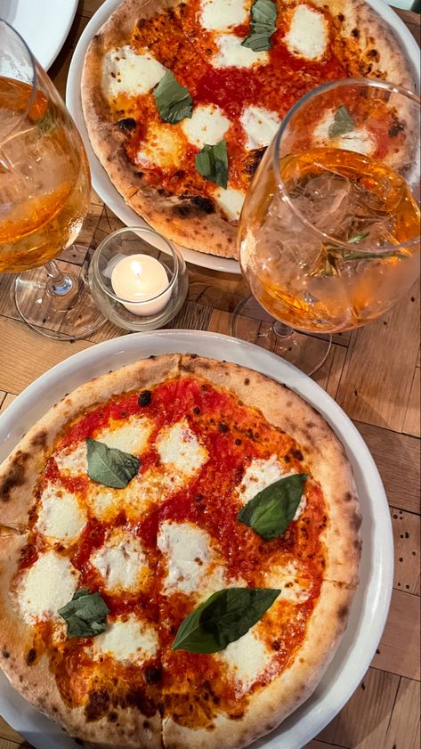 margherita pizza recipe, cocktail picture, aperol spritz, restaurant food pictures Happy Hour Restaurant, Italian Food Photography, Cocktail Restaurant, Pizza Pictures, Restaurant Inspiration, Restaurant Pictures, At Restaurant, Most Paused Movie Scenes, Food Cart Design