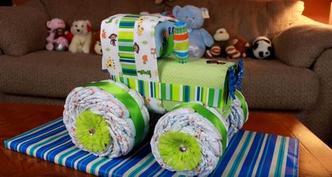 Looking for easy video instructions on how to make a tractor diaper cake? This diaper cake is perfect for little boys. All you need are diapers, receiving.. Diaper Tractor, Tractor Diaper Cake, Cake Tractor, Diaper Animals, Diaper Cakes Tutorial, Diaper Cake Instructions, Diaper Gifts, Farm Baby Shower, Creative Wrapping