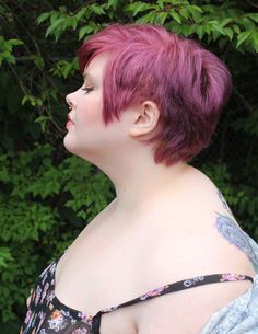 My Foxy Fatshion (someone asked for a 360 view of the hair - so here...) Short Hair Round Face Plus Size, Short Hair Plus Size, Double Chin Hairstyles, Fat Face Haircuts, Plus Size Hairstyles, Hairstyles For Fat Faces, Double Menton, Medium Hair Styles For Women, Round Face Haircuts