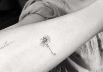 Dakota Johnson Just Got a "F*cked Up" Flower Tattoo Dakota Johnson Tattoo Arm, Best Celebrity Tattoos, Sunflower Tattoo Simple, Sunflower Tattoo Thigh, Lotr Tattoo, Sunflower Tattoo Shoulder, Sunflower Tattoo Sleeve, Janel Parrish, Wildflower Tattoo