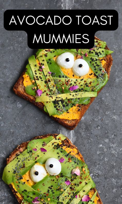 easy and healthy halloween recipe for kids. Mummy themed Avocado toast Halloween Brunch, Healthy Halloween Food, Halloween Charcuterie, Halloween Snacks For Kids, Halloween Food Dinner, Halloween Lunch, Kids Halloween Food, Halloween Breakfast, Snacks Candy